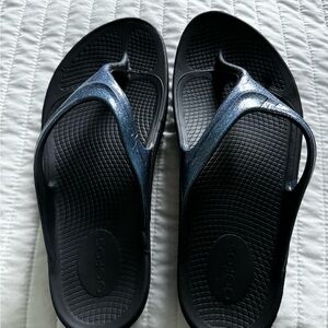 OOFOS Blue Irridescent Thong Sandal, lightly worn